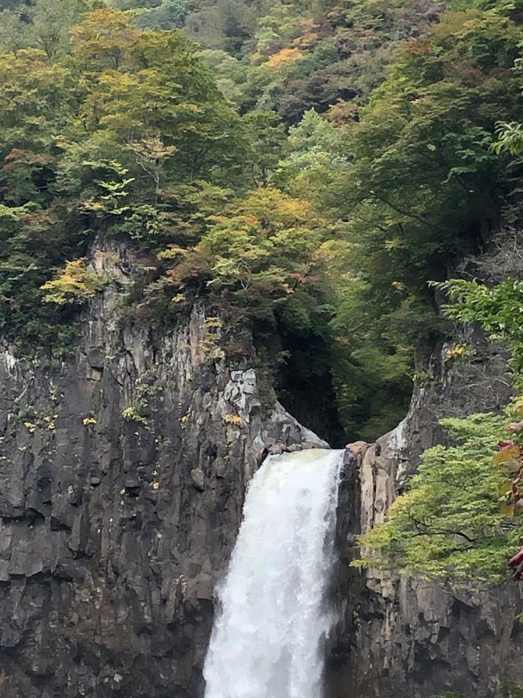 紅葉の始まった苗名滝 Myoko Mountain Lodge